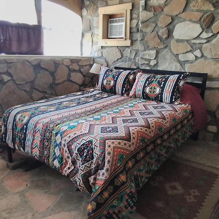 La Loma Del Chivo Llc Stone Cottage Alternative Building Marathon Zimmer foto
